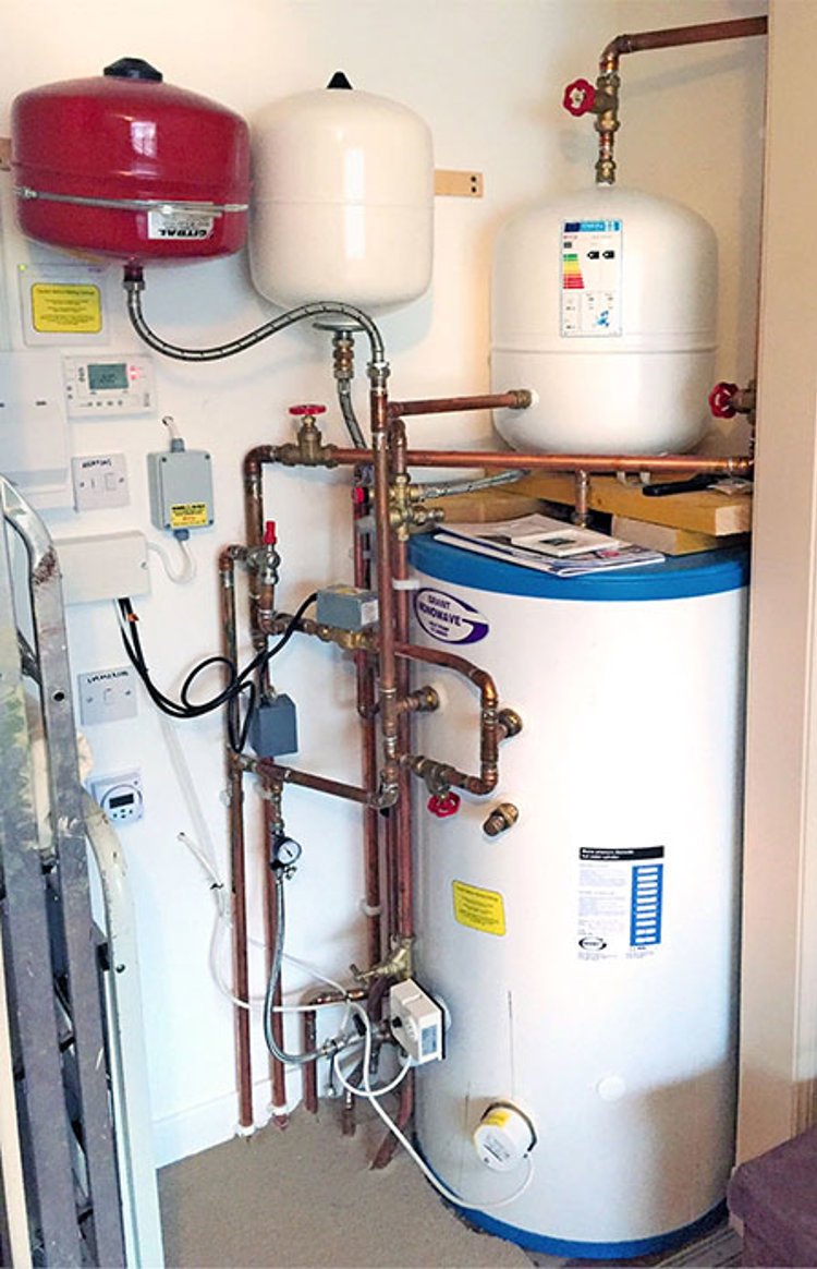 Grant Aerona³ heat pump replaces old oil boiler to help a home in Lanark go green