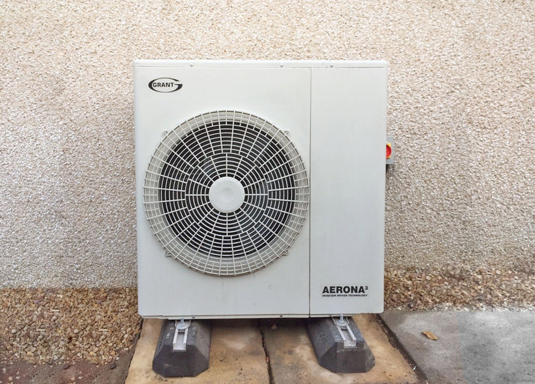 Grant Aerona³ heat pump replaces old oil boiler to help a home in Lanark go green