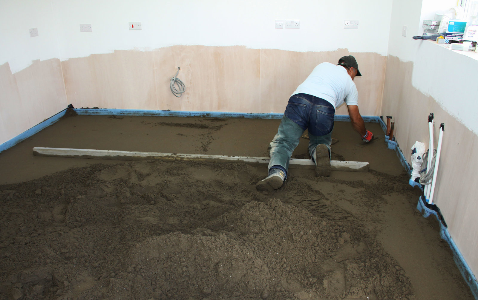 09 The screed is flattened to a 65mm thickness and then left to dry for around two months before it can be tiled.JPG